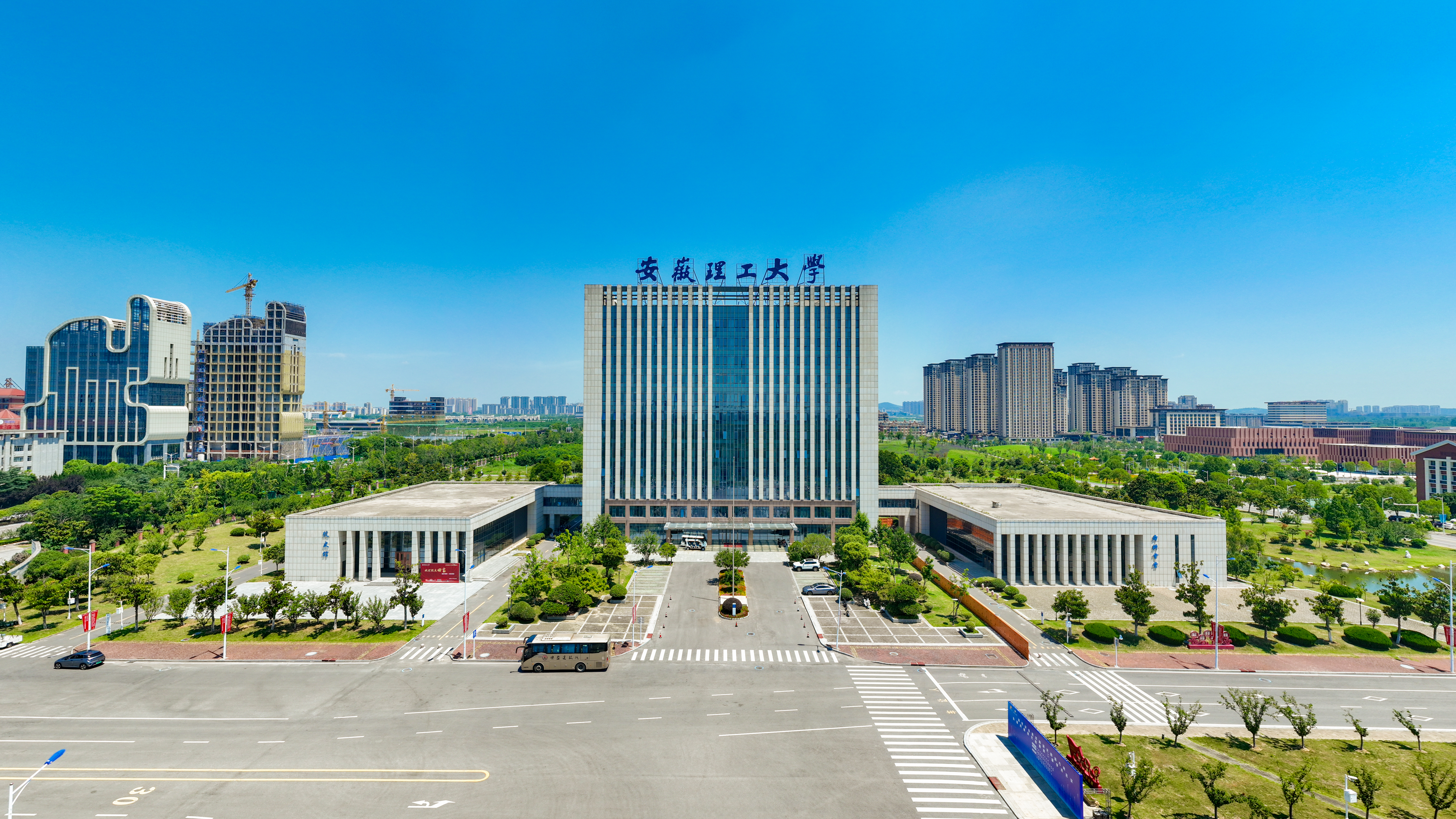行政楼（舜耕楼）全貌
